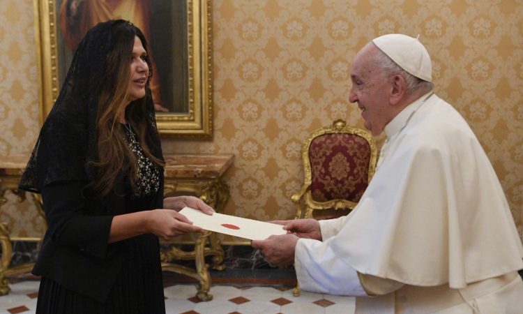 Ambasadorja Frangaj i dorëzon letrat kredenciale Papa Françeskut. Ati i Shenjtë: Mund ta vizitoj sërish Shqipërinë