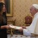 Ambasadorja Frangaj i dorëzon letrat kredenciale Papa Françeskut. Ati i Shenjtë: Mund ta vizitoj sërish Shqipërinë