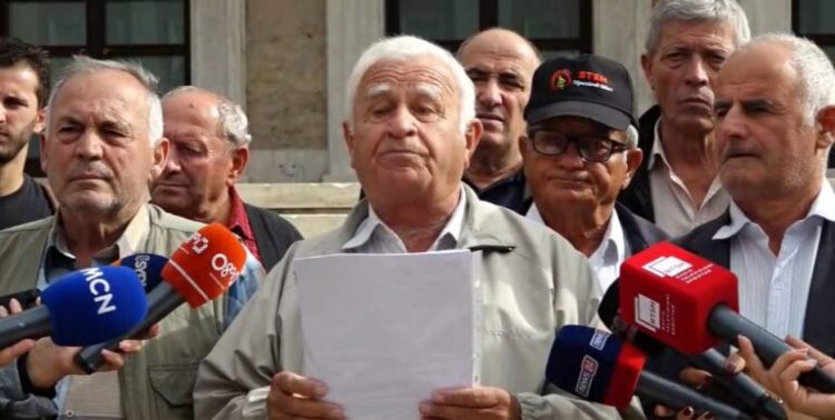 Ish-minatorët protestojnë para Kryeministrisë: Duam takim me kryeministrin, ligji në fuqi s’i përgjigjet nevojave