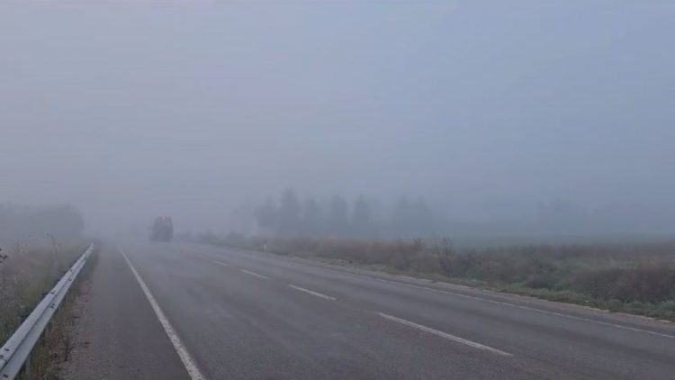 Mjegull e dendur në aksin Maliq-Pogradec, vështirësi në qarkullimin e mjeteve
