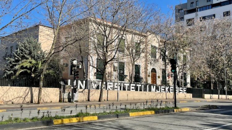 Bojkot dhe protesta/ Pas takimit me rektorin, studentët e mjekësisë kthehen në auditor