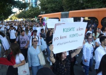 Deputetët e opozitës mbështesin studentët e mjekësisë, çojnë ligjin në Gjykatën Kushtetuese