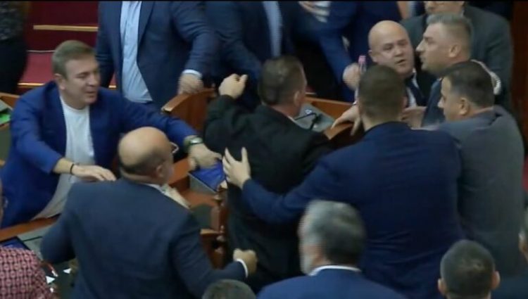 Plas dhuna në Kuvend, deputeti i opozitës godet me grusht kolegun socialist