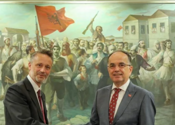 Ambasadori i Suedisë në Tiranë zgjedh të shkojë në punë me autobus