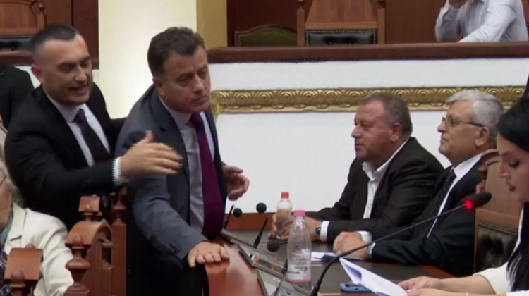 Kaos në Kuvend/Berisha “merr” foltoren, Noka i shkon në kokë deputetes së PS dhe nuk e lë të flasë