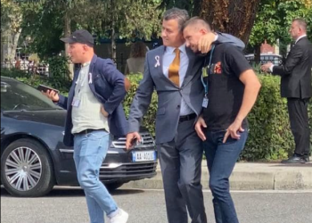 “Po filmonte telefonat”/ E goditi me rregulloren e Kuvendit, Noka i kërkon ndjesë operatorit