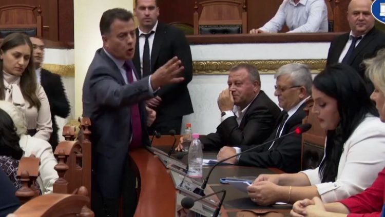 “Noka fik me rradhë mikrofonat e deputetëve të PS”, Nikolla: Keni ardhur me paramendim për të bllokuar seancën