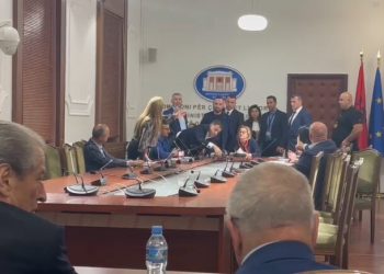 VIDEO/ Noka vazhdon “avazin”, shkul mikrofonat e deputetëve të PS-së gjatë mbledhjes së Komisionit të Etikës