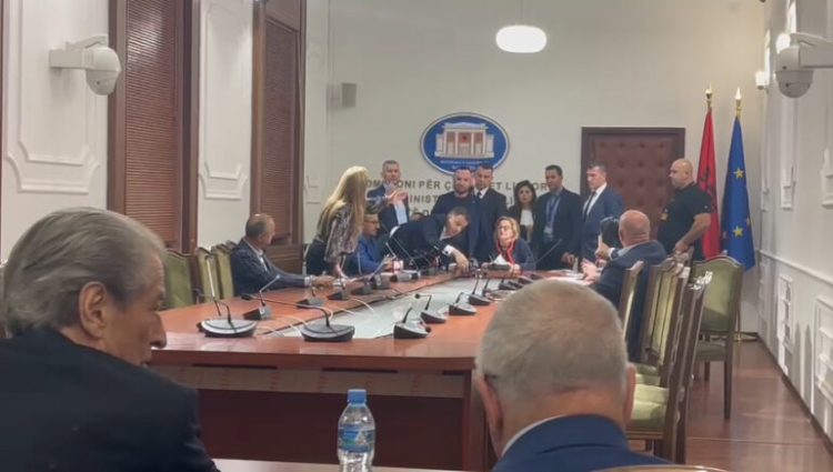 VIDEO/ Noka vazhdon “avazin”, shkul mikrofonat e deputetëve të PS-së gjatë mbledhjes së Komisionit të Etikës