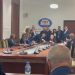 VIDEO/ Noka vazhdon “avazin”, shkul mikrofonat e deputetëve të PS-së gjatë mbledhjes së Komisionit të Etikës