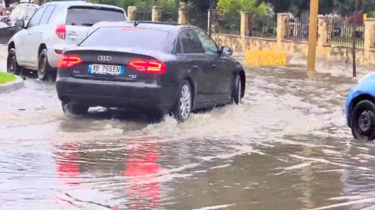 Reshje shiu në Durrës, përmbyten disa nga akset rrugore