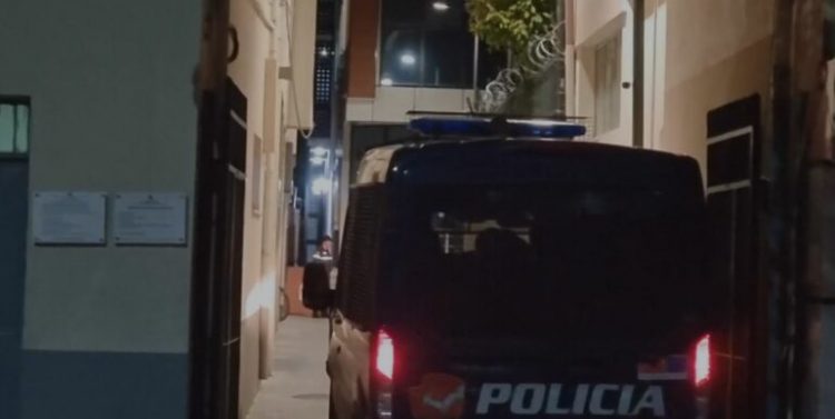 U arrestua në Rinas, Jamarbër Malltezi mbërrin me furgonin e policisë në Komisariat