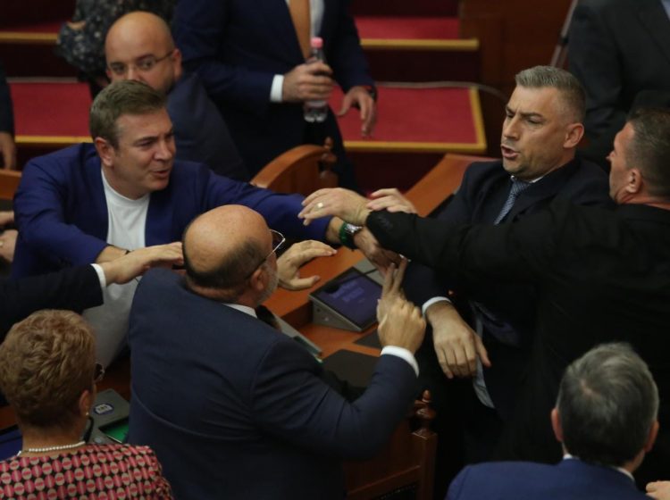 Komisioni i Etikës merr vendimin/ Përjashtohen me 10 ditë 5 deputetë të opozitës, Korreshi me 3 ditë