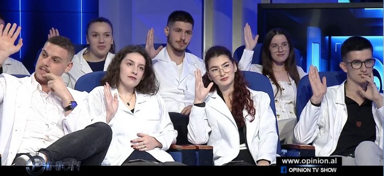 “Duam të punojmë në Shqipëri, por jo me detyrim”, Studenti: Kjo është skllavëri