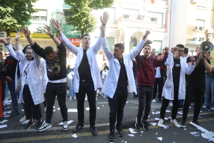 Merr formë tjetër protesta e studentëve të Mjekësisë, kthehet kundër qeverisë