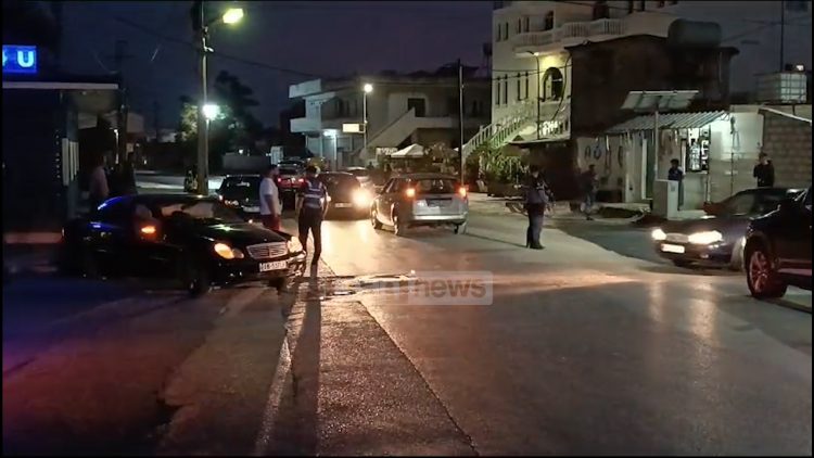 Përplasen dy makina në Lushnje, plagoset një këmbësor