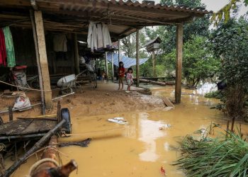 Moti i keq në Vietnam u merr jetën tre personave, mes tyre edhe një 13-vjeçar