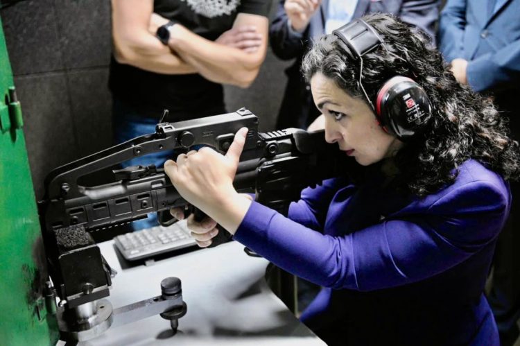 Vjosa Osmani në fabrikën e prodhimit të armëve në Kroaci, teston pushkën gjysmë-automatike VHS-2-S
