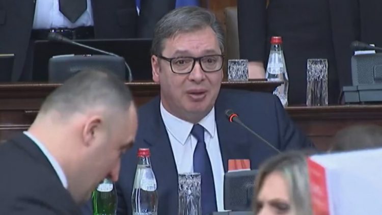 Opozita serbe sqaron letrën për Borrell: Sanksione për Vuçiçin