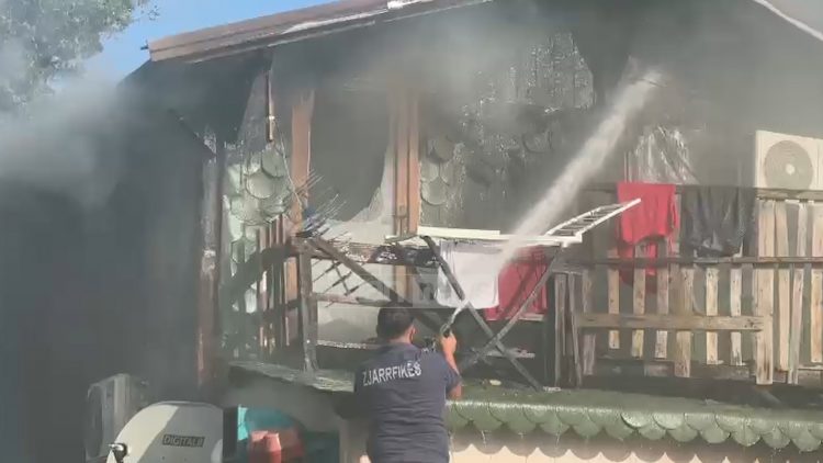 Video/ Shkrumbohet lokali në Shëngjin