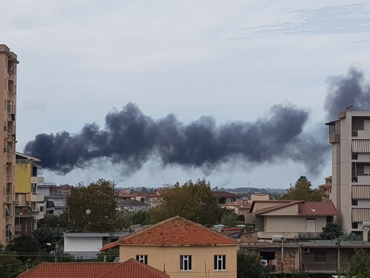 Përfshihet nga flakët mobileria në Fier