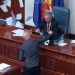 Tensione në Parlamentin e Maqedonisë së Veriut, deputetët i thyejnë kompjuterin dhe gjuajnë zv/kryetarin e Kuvendit