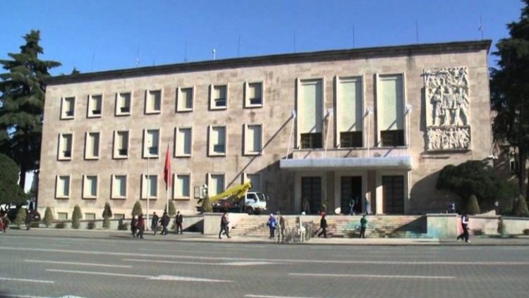 Festat e 28-29 Nëntorit, qeveria i jep pushim ditën e hënë administratës dhe shkollave