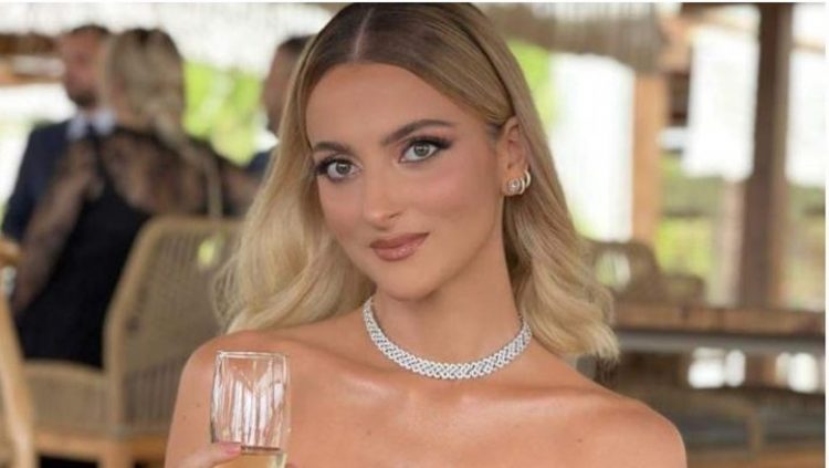 Humbi jetën në një aksident, përcillet në banesën e fundit vajza e Vangjel Tavos (Foto)