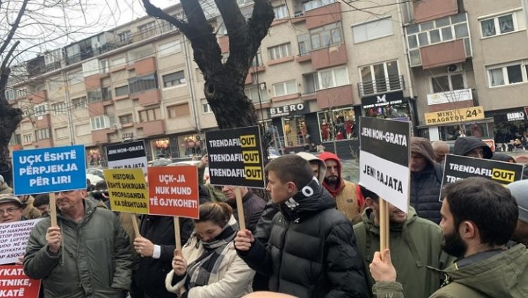 Kosovë/ Protesta e PSD-së kundër Trendafilovës: UÇK-ja nuk mund të gjykohet, jeni non-grata
