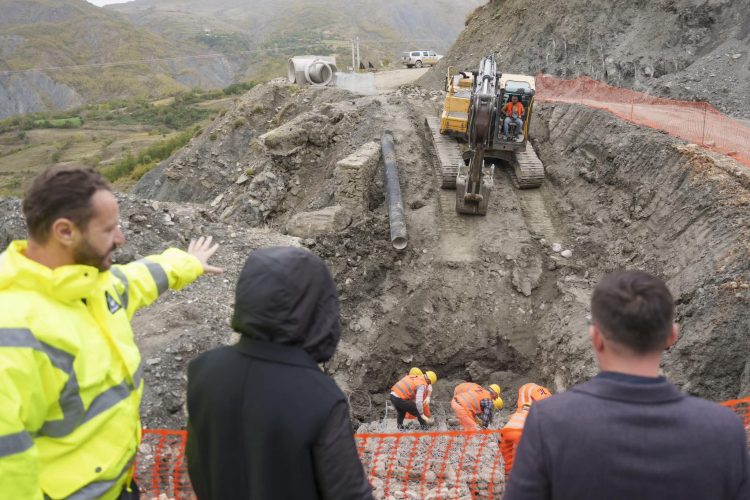 “Do t’ju shërbejë 1600 banorëve”, Rama: Vijon puna për ndërtimin e urës në fshatin Kukur të Gramshit 
