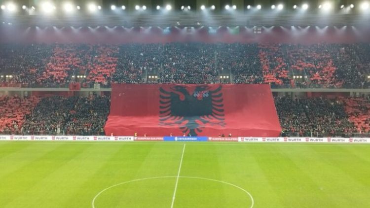 Tifozët shqiptarë shpalosin flamurin gjigand në “Air Albania”