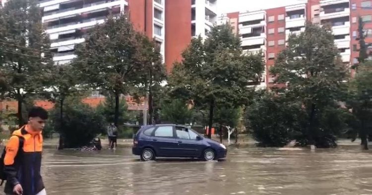 Reshjet në vend/Ministria e Mbrojtjes: Pastrohet rruga Skuraj-Burrel, në Mirditë është stabilizuar niveli i ujit