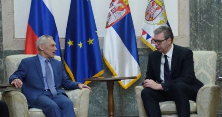 Vuçiç i ankohet ambasadorit rus: Po na persekuton Kosova në veri