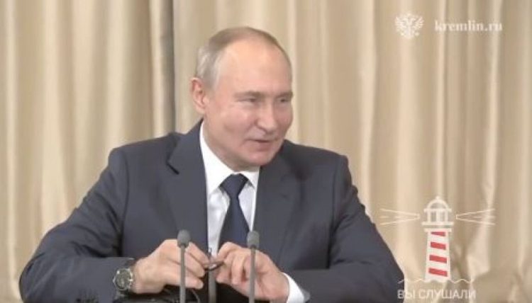 VIDEO/ Botox apo sozia e tij? Të gjithë po pyesin çfarë ka ndodhur me faqen e Putinit