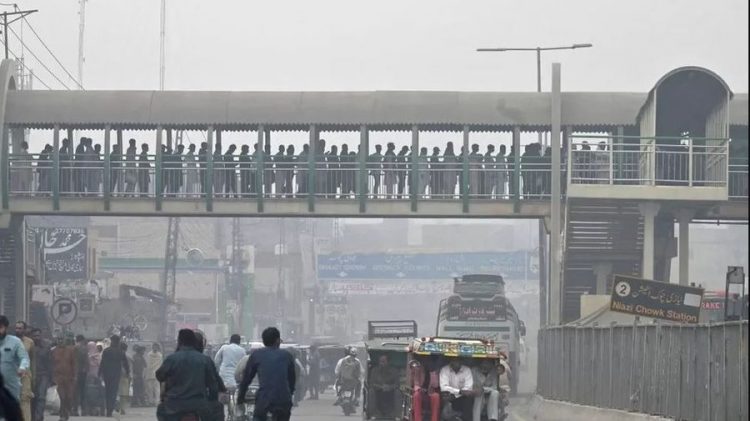 Smogu toksik “mbyt” Pakistanin, mbyllen disa qytete