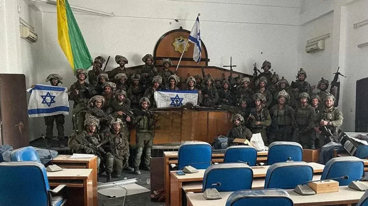 Ushtarët ngrenë flamurin e Izraelit në “parlamentin” e Hamasit në Gaza