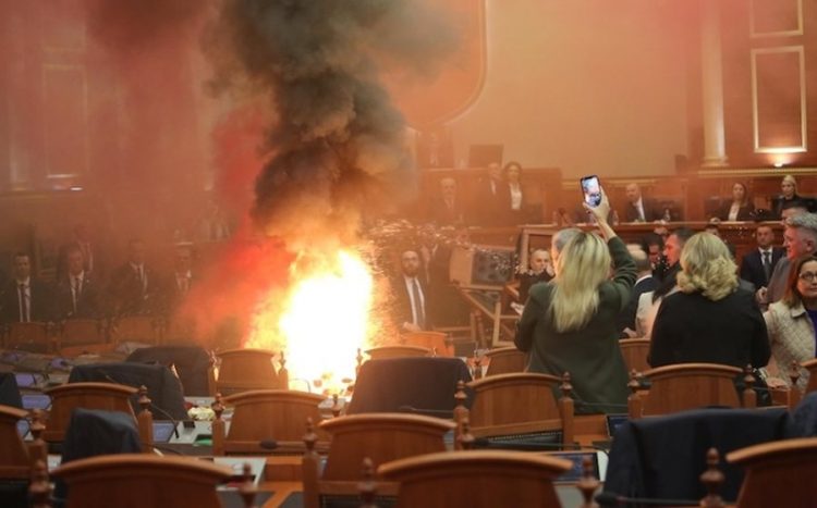 Ambasada e SHBA e shqetësuar për tensionet në Parlament