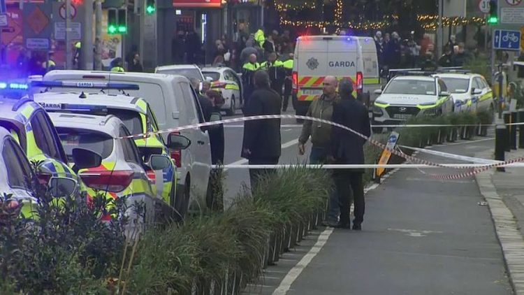 Sulm me thikë në Dublin: Pesë të lënduar, mes tyre edhe fëmijë