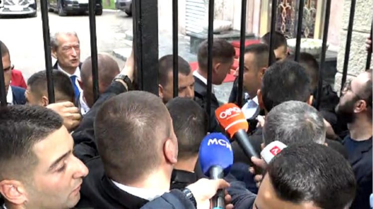 “Po vidhni dhe godinat”, deputetët e PD përplasen me Gardën te hyrja e Kryesisë