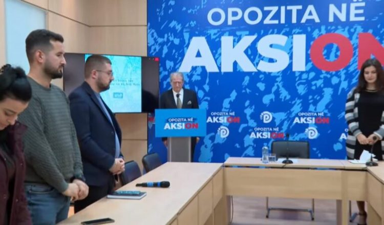 “Dielli perëndoi përgjithmonë për Zef Dedën”- Sali Berisha mban 1 minutë heshtje për aktorin e mirënjohur
