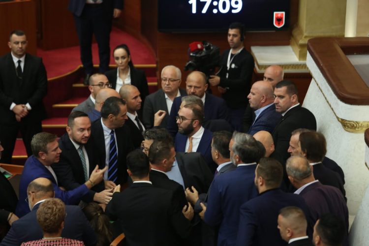 “S’kam goditur njeri”, deputeti i PD flet pas marrjes në pyetje në SPAK: S’patëm tensionim jashtë Parlamentit