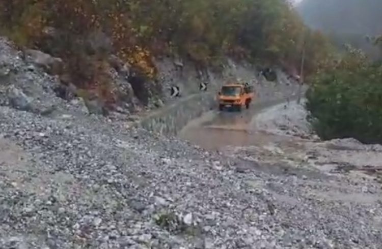 Reshjet e dendura të shiut, bllokohet aksi rrugor “Theth-Bregu i Lumit-Shalë-Shkodër”