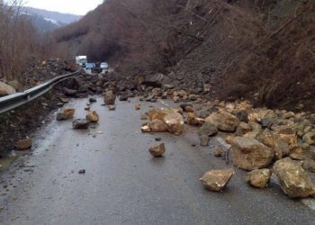 Reshje me intensitet të lartë në Dibër, rënie inertesh në Qafën e Murrizit