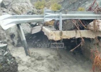 Dëmtohet ura e fshatit Panarit në Korçë