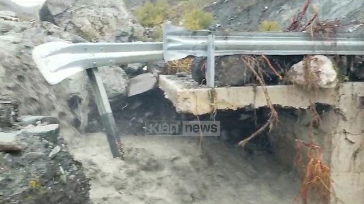 Dëmtohet ura e fshatit Panarit në Korçë