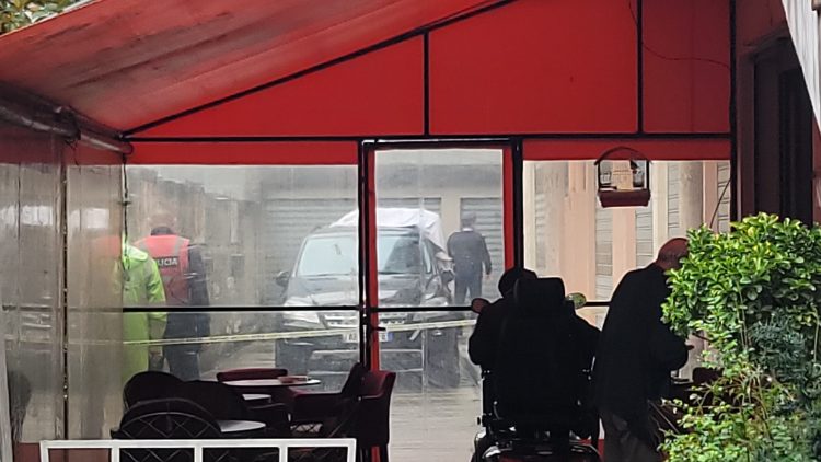 Dyshohet se u rrëzua nga kati i pestë, humb jetën 22-vjeçarja në Vlorë