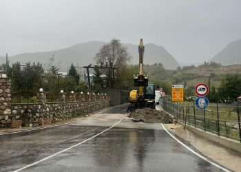 Çarja e asfaltit nga moti i keq/ ARRSH sqaron: Nuk është pjesë e Rrugës së Arbrit!
