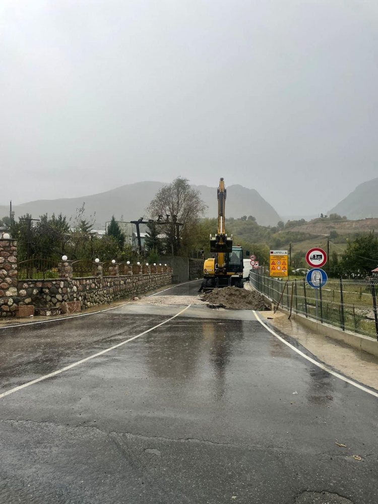 Çarja e asfaltit nga moti i keq/ ARRSH sqaron: Nuk është pjesë e Rrugës së Arbrit!