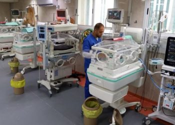 Mbi 30 foshnje të sapolindura evakuohen nga spitali Al-Shifa për në Egjipt