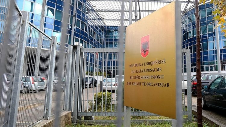 Iu merrte rryshfet ish-pronarëve, SPAK dërgon për gjykim ish-punonjësin e Agjencisë së Trajtimit të Pronave